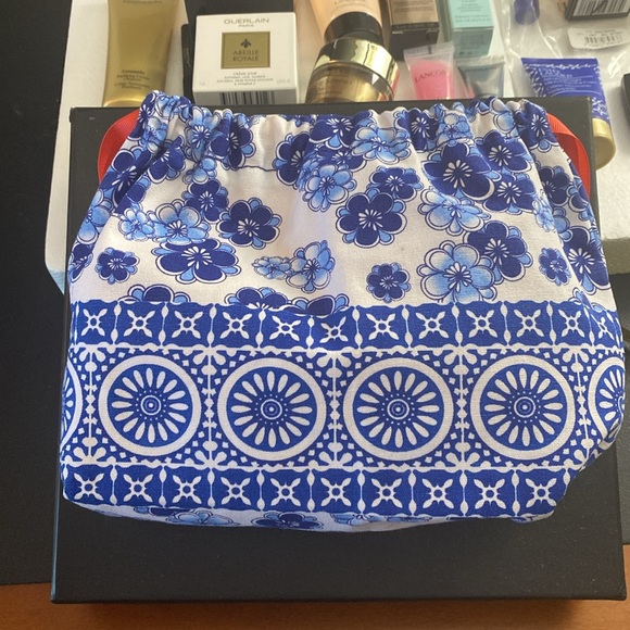 NEW. LANCÔME GUERLAIN ELIZABETH ARDEN cremes and 2 makeup pouches. All new. - Picture 8 of 12